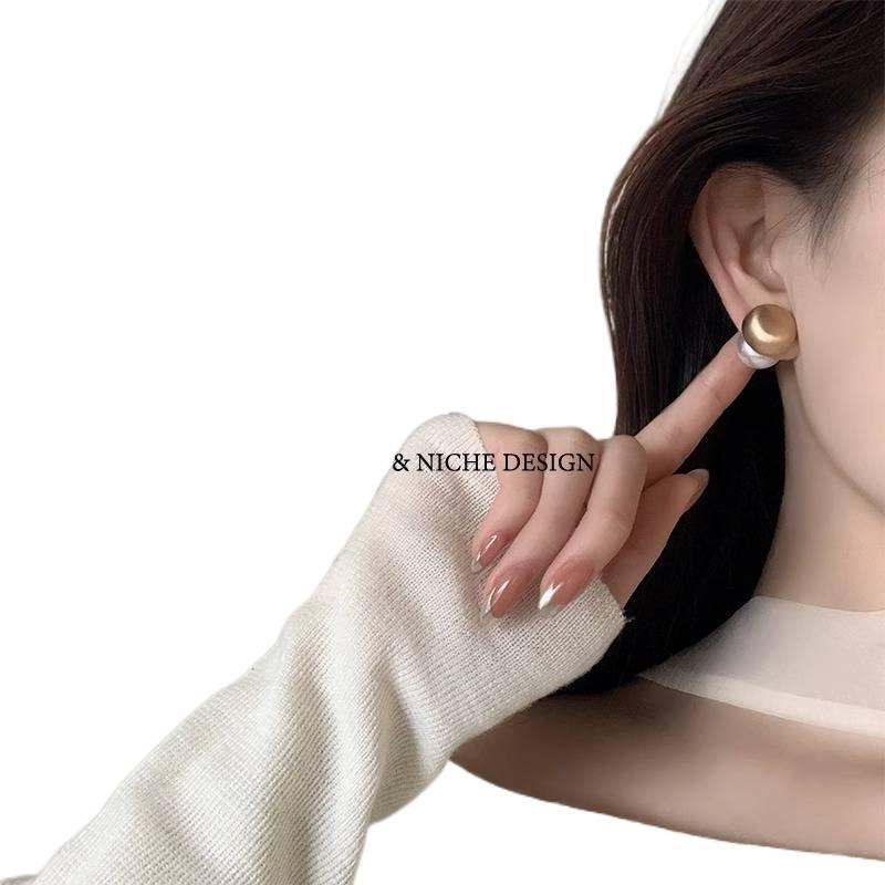Lightweight Pearl Earrings in 925 Sterling Silver and Huggie Profile for Daily Wear and Elegant Styling Gold - Image 3