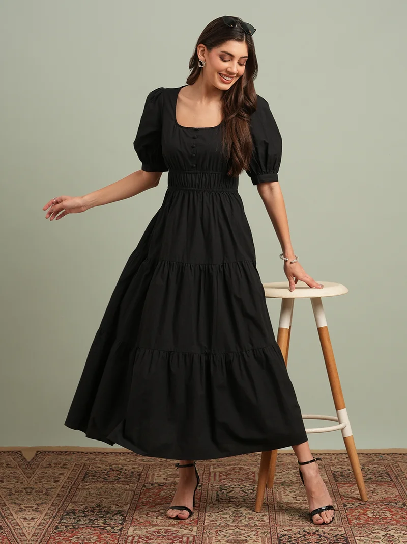 جلو باص فستان ماكسي نسائي أسود بياقة مربعة وأكمام منفوشة، تصميم طبقات، قصة واسعة، مناسب للمنتجعات