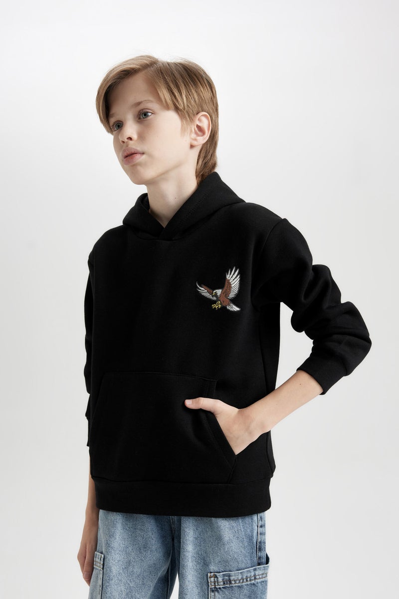 ديفاكتو سويت شيرت اولادي ثقيل اسود قصة عادية بجيب وطبعة - Image 4