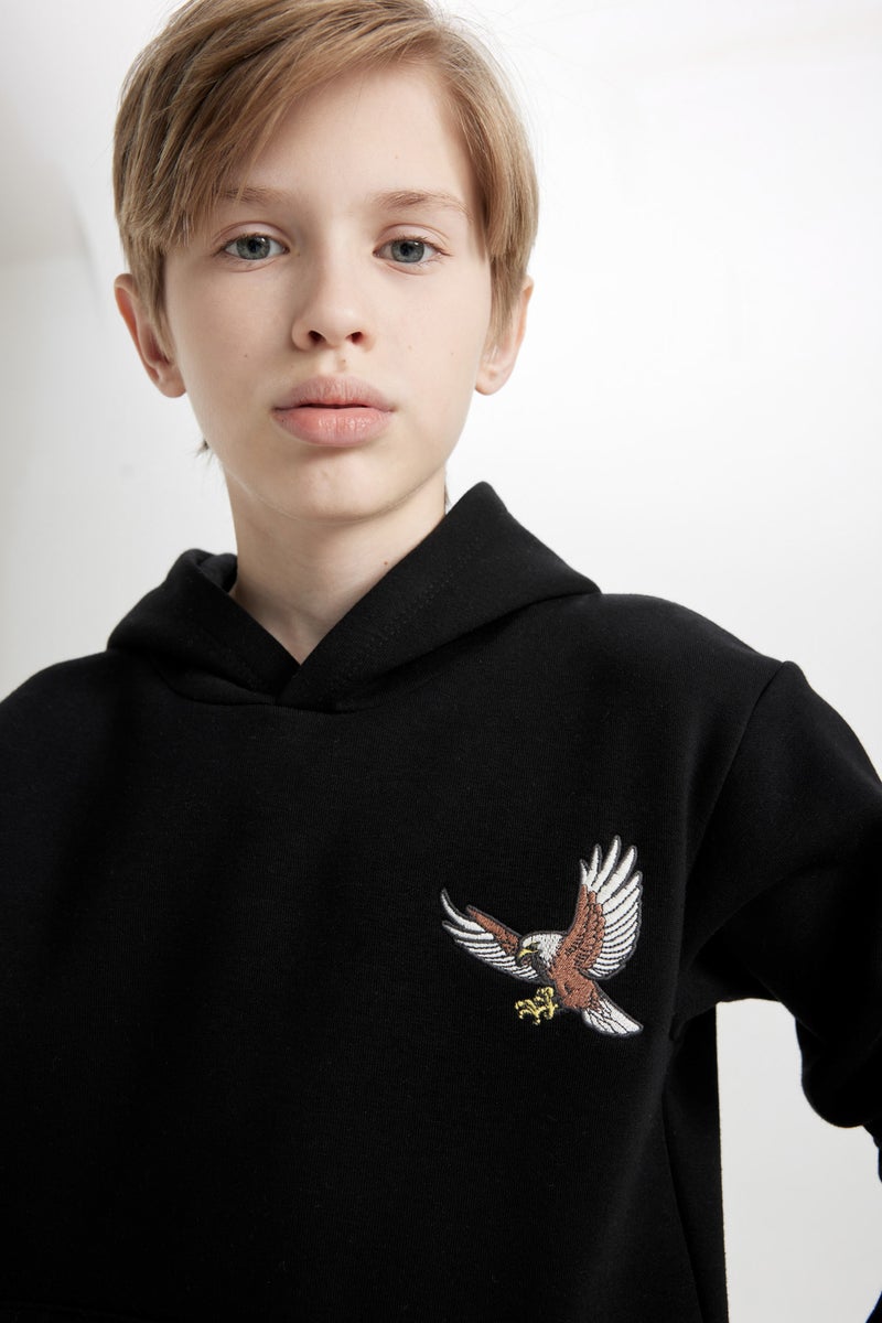 ديفاكتو سويت شيرت اولادي ثقيل اسود قصة عادية بجيب وطبعة - Image 5