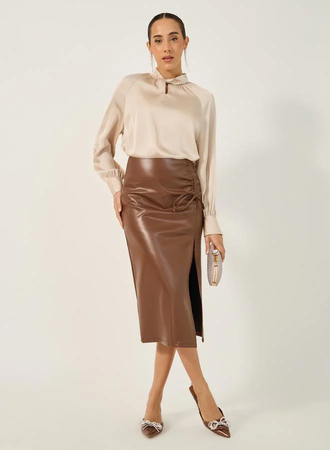 ستايلي بلوزة ساتان بنقشة بالون وأكمام بأزرار