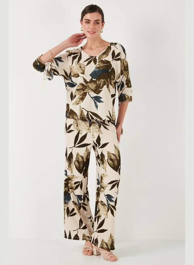 ليلا طقم نسائي من ليلى بنقوشات وأكمام تروبيكار بقصة عادية وياقة على شكل