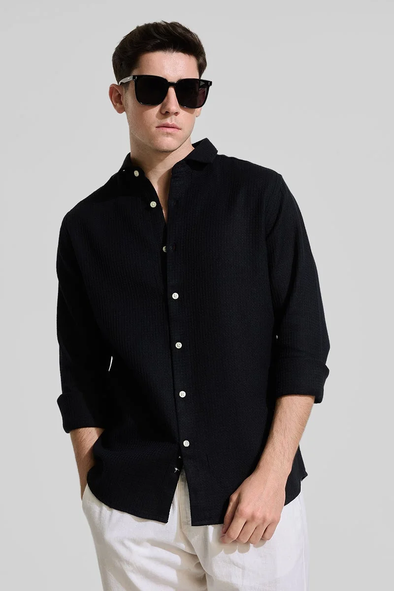 سنيتش قميص أسود بقصة ضيقة وملمس مميز