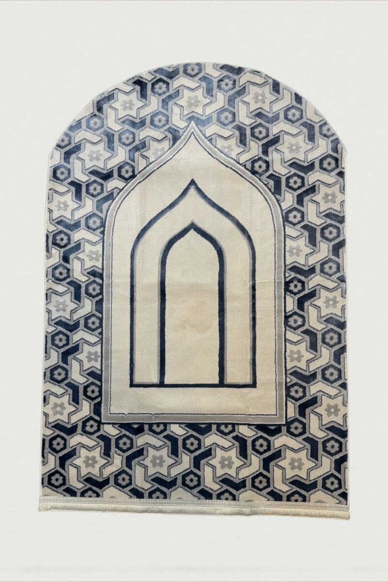 سجادة صلاة فاخرة من المخمل – ناعمة ومريحة – تصميم تركي – أزرق وأبيض - Image 1