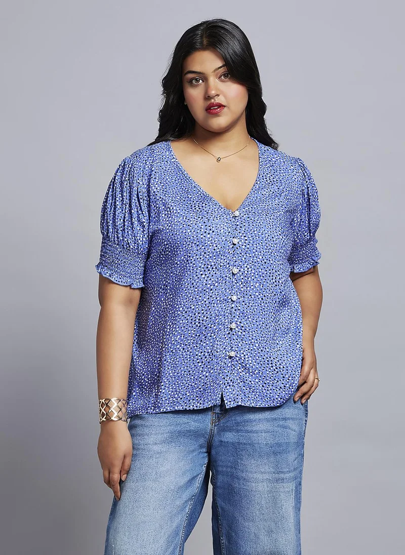 جلو باص بلوزة جلوبلس نسائية مقاس كبير بطبعة مجردة وياقة على شكل حرف  وأكمام منتفخة للعمل