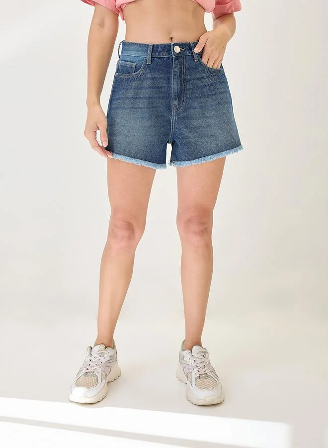 جلو باص شورت دنيم بحافة مزينة