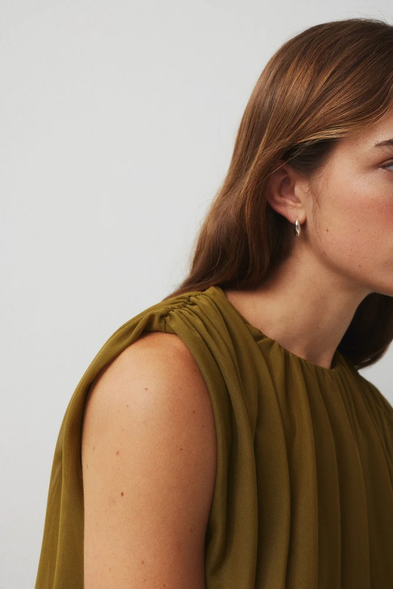 اتش اند ام بلوزة منسدلة من نسيج شبكي