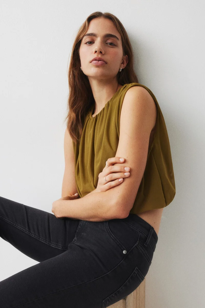 اتش اند ام بلوزة منسدلة من نسيج شبكي