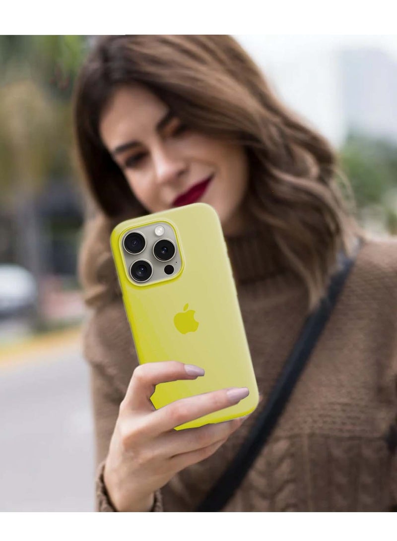 دبليو تيك غطاء الحماية سائل ناعم من السيليكون لآيفون 16 برو ماكس 2024 من أبل - أصفر - Image 5