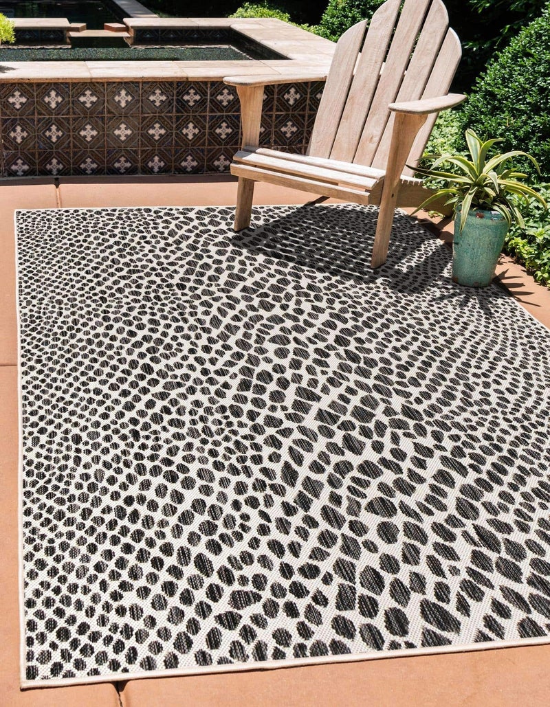 Unique Loom Outdoor Collection Area Rug - Cape Town (4' 1' x 6' 1' Rectangle, Black/ Ivory) - Image 1