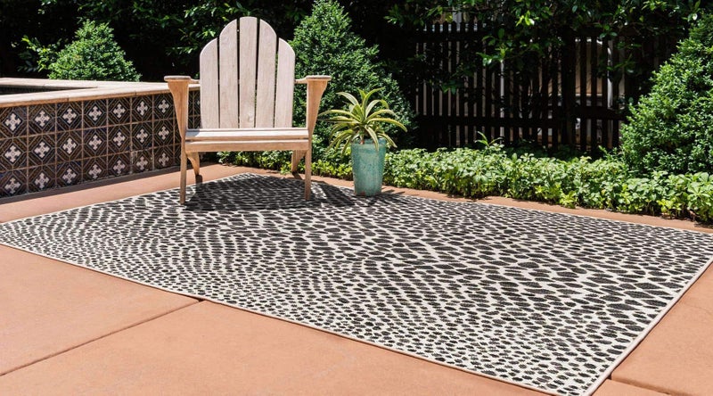 Unique Loom Outdoor Collection Area Rug - Cape Town (4' 1' x 6' 1' Rectangle, Black/ Ivory) - Image 2