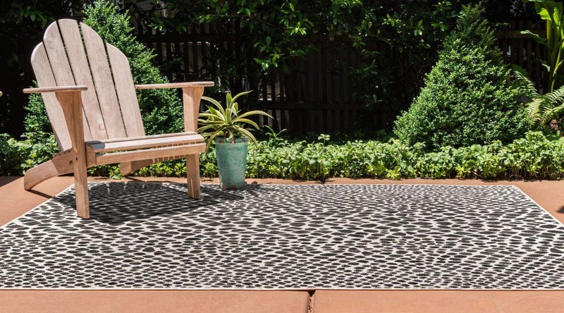 Unique Loom Outdoor Collection Area Rug - Cape Town (4' 1' x 6' 1' Rectangle, Black/ Ivory) - Image 3