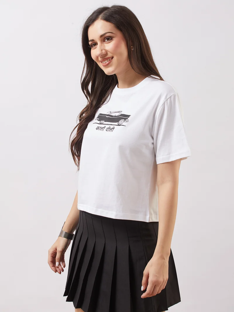 جلو باص تيشيرت نسائي أبيض بياقة مستديرة وأكمام قصيرة بطبعة جرافيك كبير الحجم