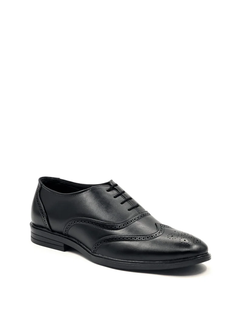 جيومني قم بترقية أسلوبك مع هذا الحذاء الرسمي الخالد للرجال. مصنوعة بتصميم أنيق ولمسة نهائية مصقولة ، وهي مثالية للملابس المكتبية واجتماعات العمل والحفلات والمناسبات الخاصة. يضمن الإغلاق الكلاسيكي المزين بالأربطة ملاءمة آمنة ، بينما يوفر النعل الداخلي المبطن راحة دائمة طوال اليوم. ارتديه مع بدلات أو بنطلون رسمي أو ملابس شبه رسمية للحصول على مظهر حاد ومتطور.