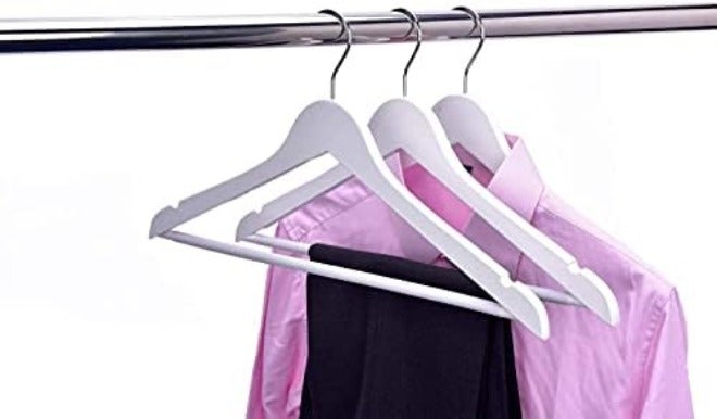 Quality Hangers شماعات خشبية عالية الجودة - طقم شماعات مقوسة قليلاً - شماعات معاطف من الخشب الصلب بخطافات كرومية أنيقة - شماعات متينة للملابس، والسترات، والقمصان، والسراويل، والبدلات (لون طبيعي، 10 قطع) - Image 5