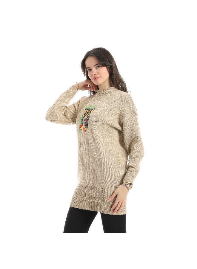 سيزار بلوفر صوف حريمي برقبة دائرية ومزود بتطريز علي الصدر - Image 2