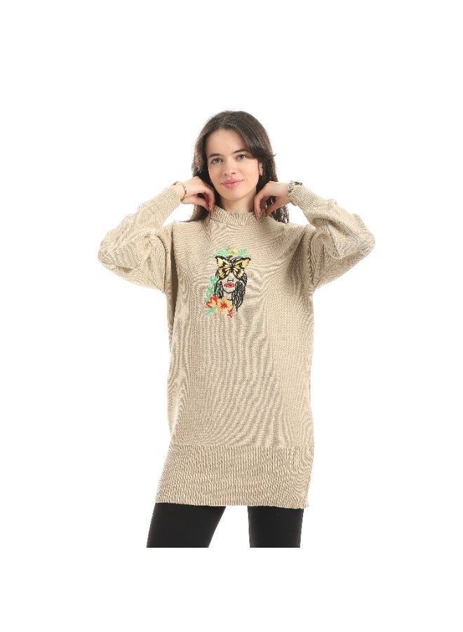 سيزار بلوفر صوف حريمي برقبة دائرية ومزود بتطريز علي الصدر - Image 1