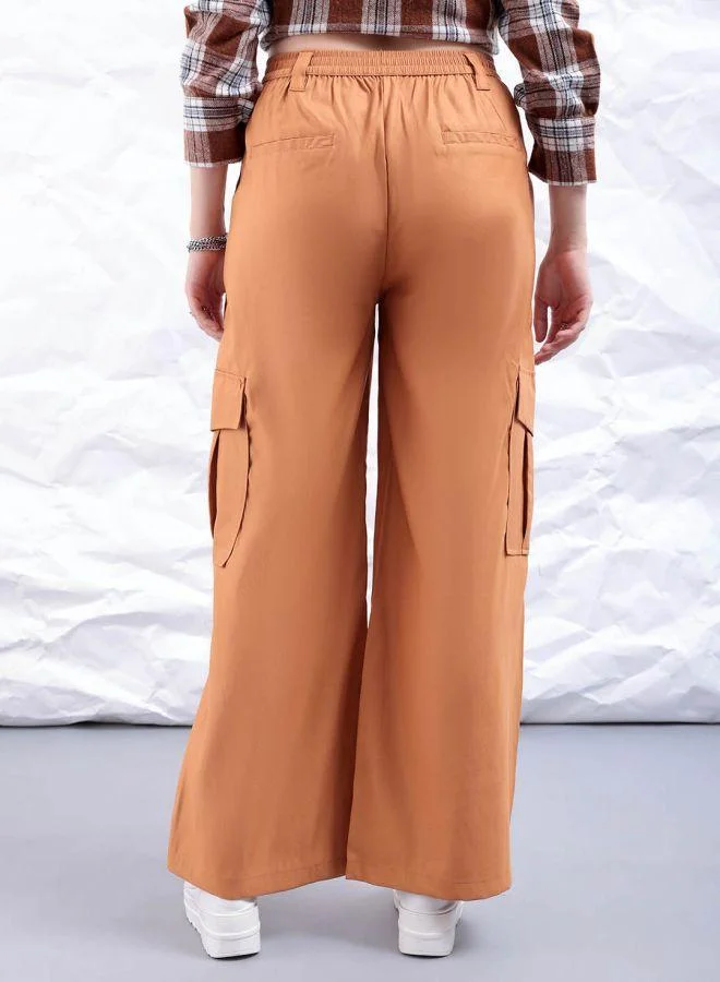 مرفوعة Women Flared Solid Mid-Rise Elasticated Cargo Trousers
