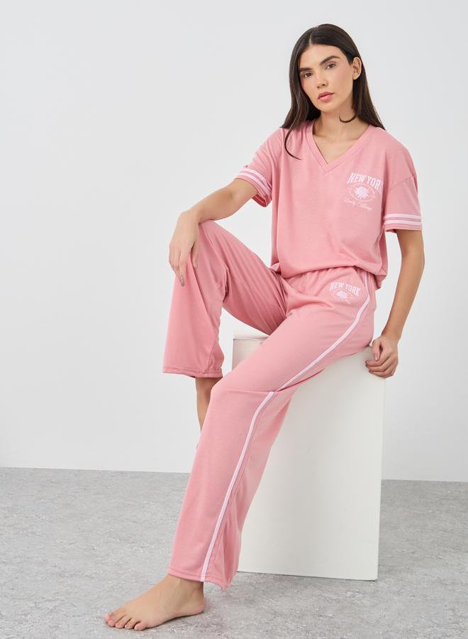 ستايلي طقم بيجامة وتيشيرت بكتف ساقط بطبعة ستايلي نيويورك - Image 1