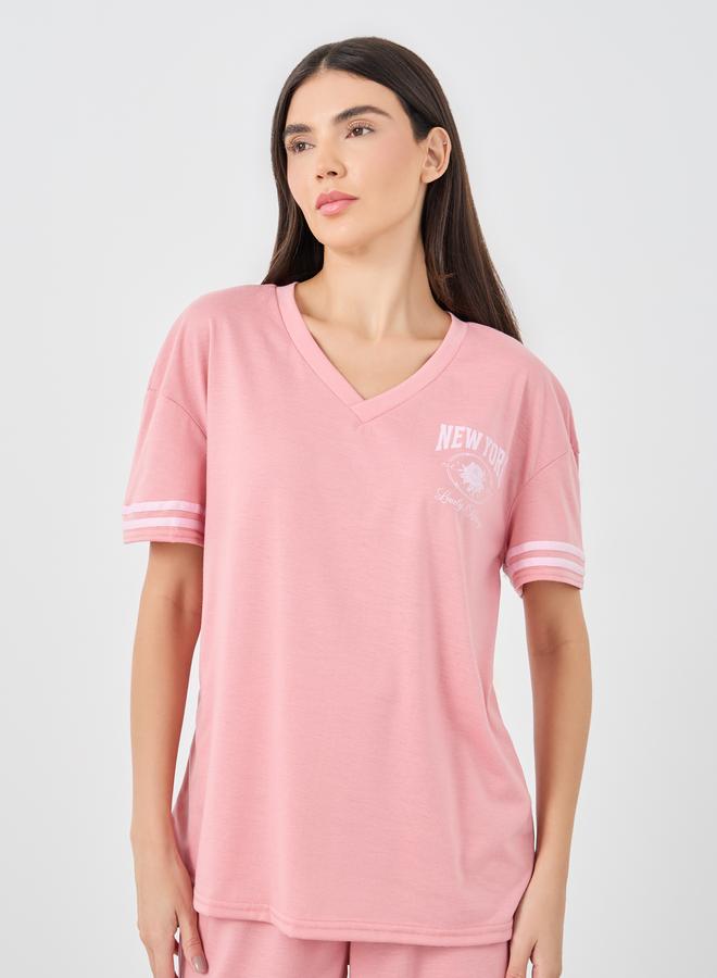 ستايلي طقم بيجامة وتيشيرت بكتف ساقط بطبعة ستايلي نيويورك - Image 3