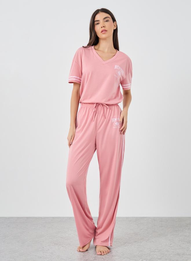 ستايلي طقم بيجامة وتيشيرت بكتف ساقط بطبعة ستايلي نيويورك - Image 5