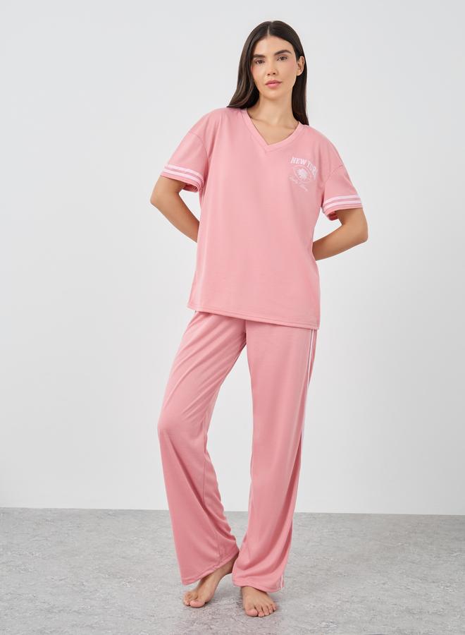 ستايلي طقم بيجامة وتيشيرت بكتف ساقط بطبعة ستايلي نيويورك - Image 2