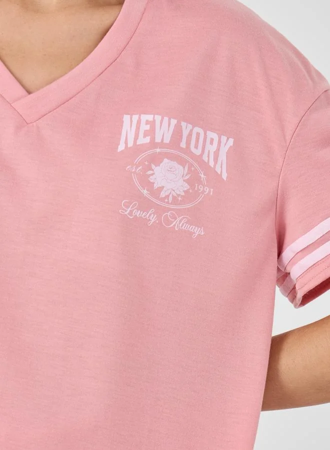 ستايلي طقم تي شيرت وبنطلون بيجاما Styli New York بطبعة الأكتاف الساقطة