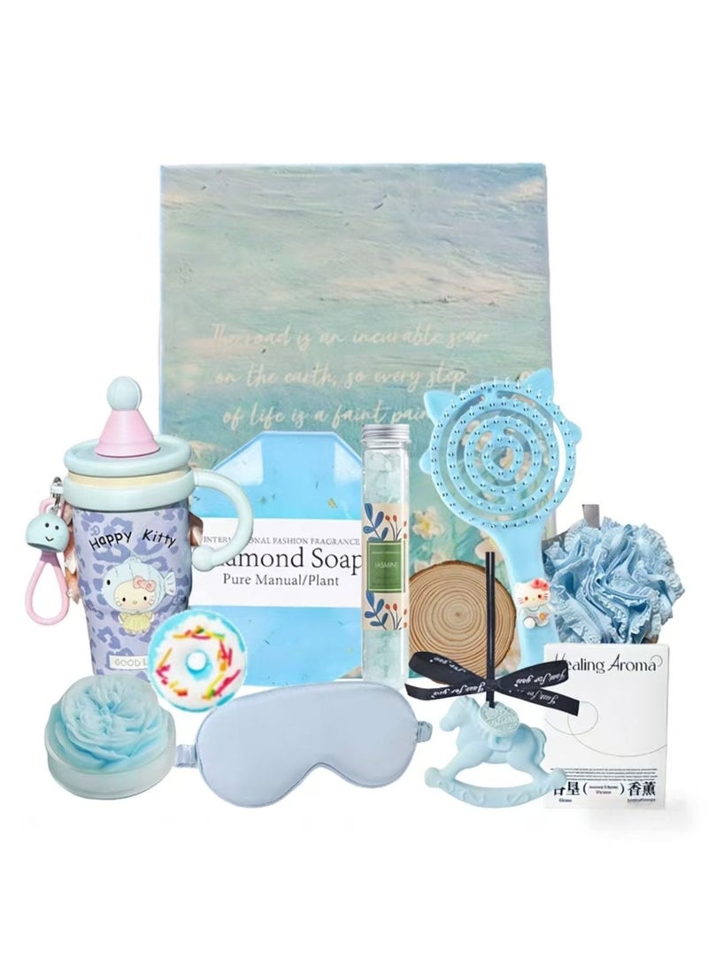 مجموعة سلة هدايا العلاج بالروائح العطرية الزرقاء – 11 قطعة: صندوق هدايا فاخر برائحة «بلو ويندبيل» مع صندوق مزين بلوحة زيتية، وشمعة معطرة، وترمس على شكل قطة، وصابون، وكرة استحمام، ولوفة، وقناع عيون حريري، وموزع عطري معلق، وصينية خشبية، ومشط، وأملاح استحمام – هدية مثالية للنساء في رمضان والعيد - Image 1