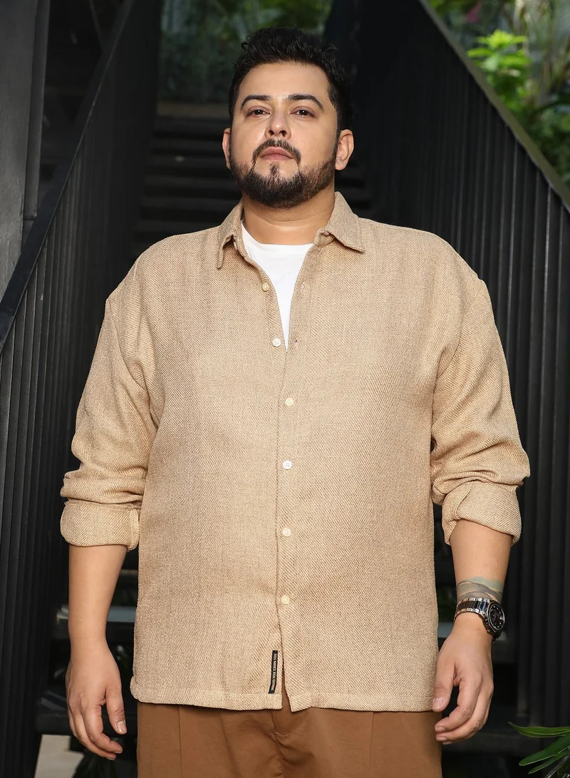 انستافاب بلس قميص رجالي سادة من تويل بياقة واسعة وأكمام طويلة بأزرار وفتحة منحنية. قماش منسوج للمقاسات الكبيرة للاستخدام الكاجوال واليومي. بيج رملي.