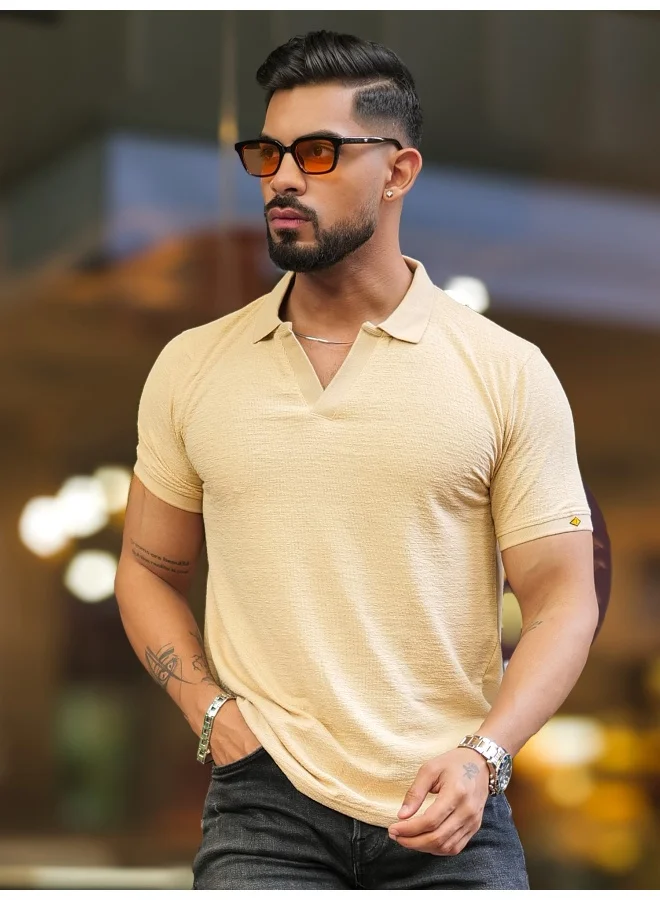 مانياك تيشيرت رجالي سادة بياقة  وأكمام نصفية بلون بيج بقصة ضيقة