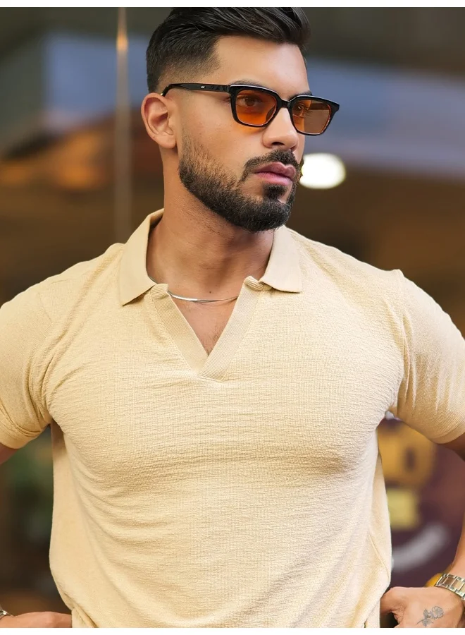 مانياك تيشيرت رجالي سادة بياقة  وأكمام نصفية بلون بيج بقصة ضيقة