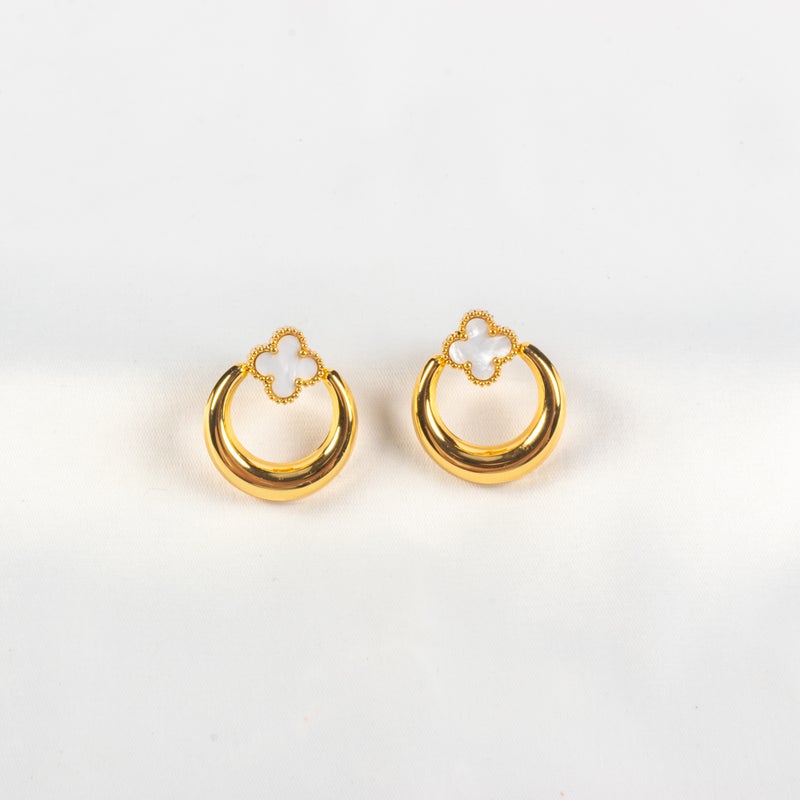 حلق أستانليس ستيل ذهبي شكل زهرة البرسيم أبيض - Image 1