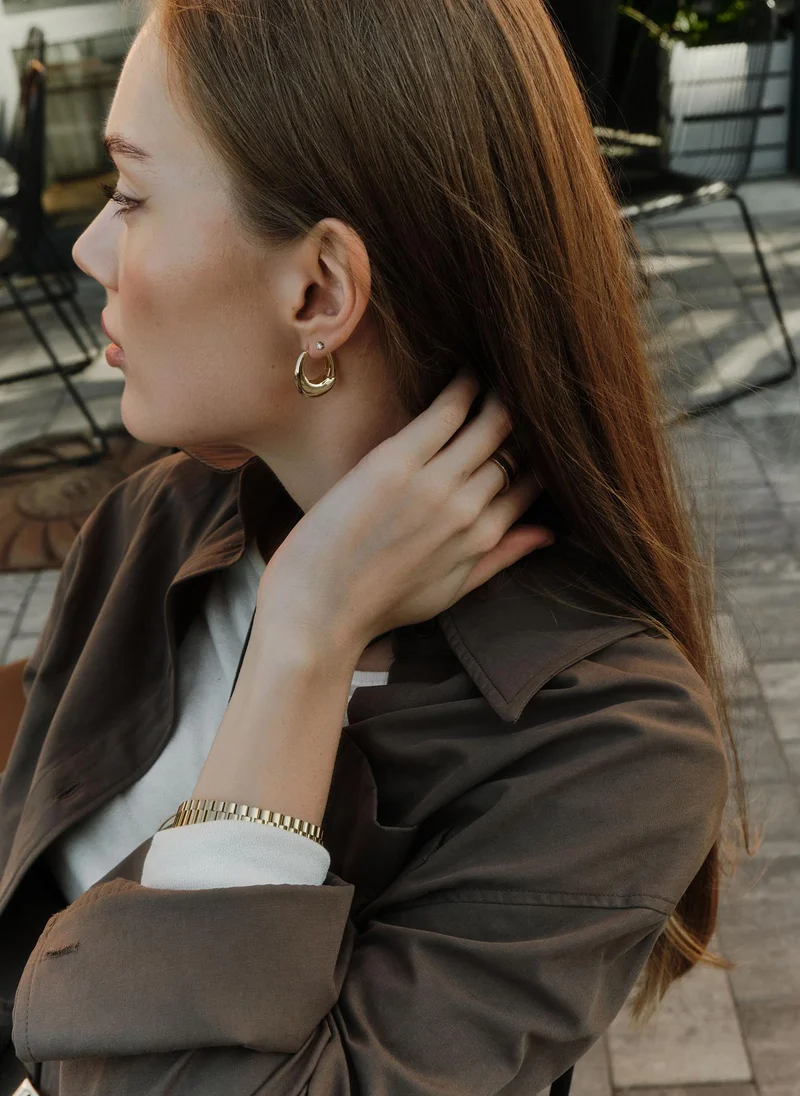 Blown hoop earrings of elongated shape