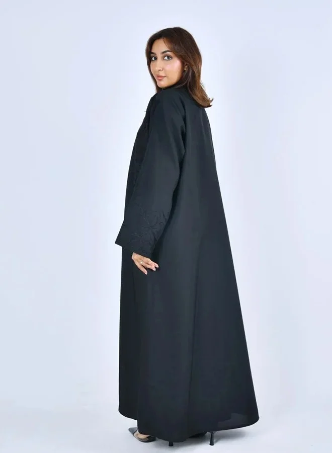 عبايات لمحة عباية سوداء انيقة مغلقة بطقطق مزينة بتطريز