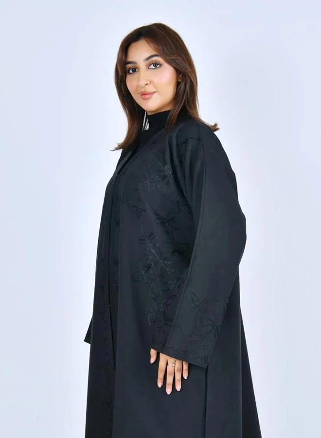 عبايات لمحة عباية سوداء انيقة مغلقة بطقطق مزينة بتطريز