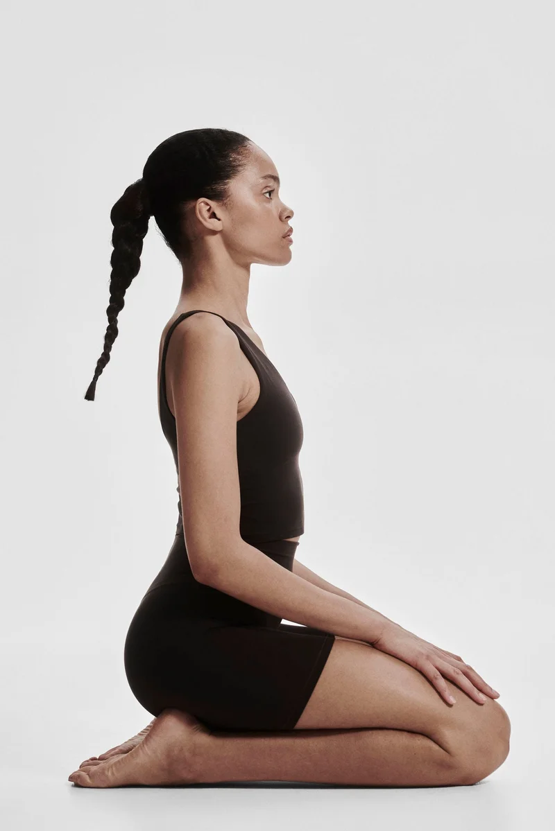 اتش اند ام شورت رياضي من نسيج سوفت موف ليكرا