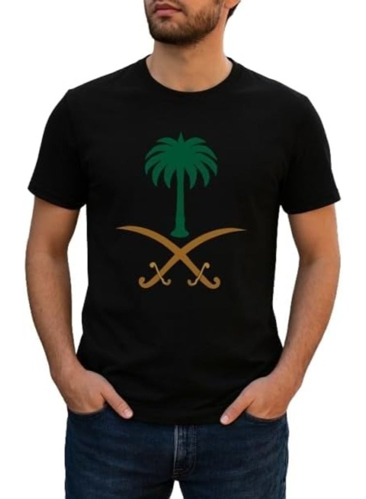 تي شيرت وطني سعودي، بتصميم أيقوني يجمع بين النخلة والسيفين المتقاطعين. يتوفر هذا التي شيرت بخمسة مقاسات مختلفة ولونين كلاسيكيين، الأسود والأبيض، مما يجعله قطعة مثالية للتعبير عن الفخر الوطني