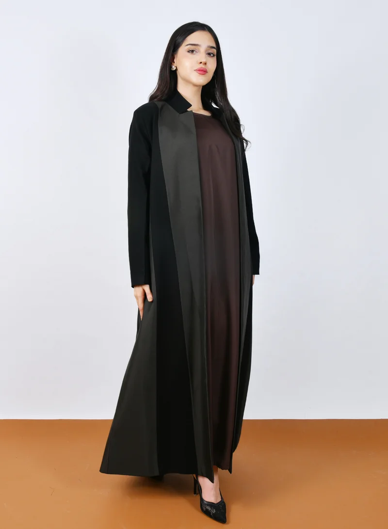 HAWRAA ABAYA Half-cloche abaya with olive taffeta fabric details, featuring shoulder pads.