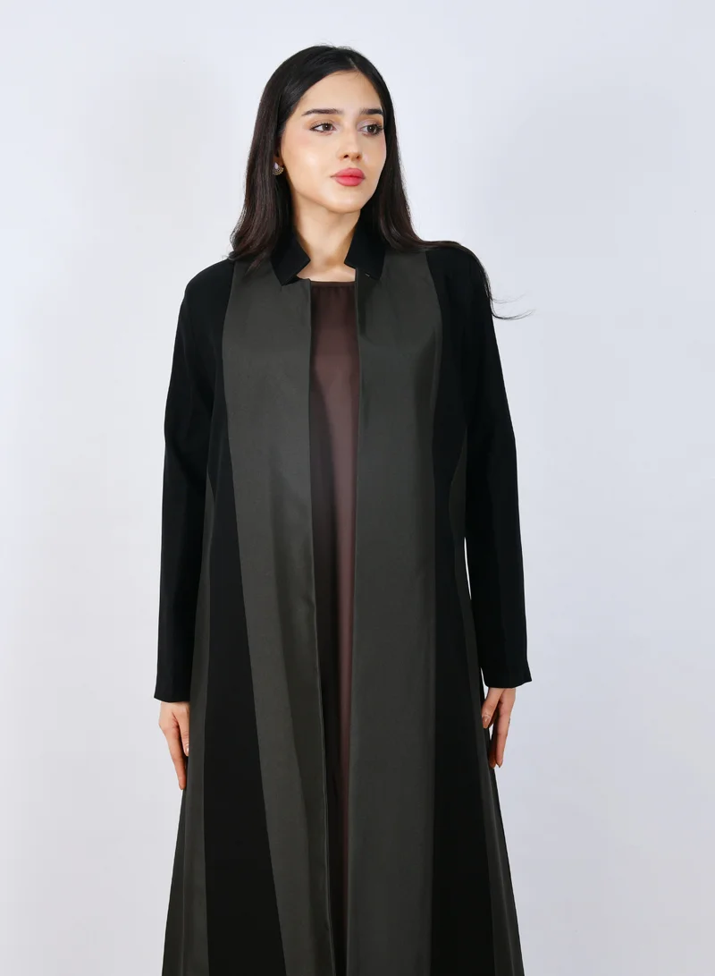 عبايات حوراء عباية نص كلوش بتداخل قماش التفته الزيتي تصميم نص كلوش مزودة بكتافيات