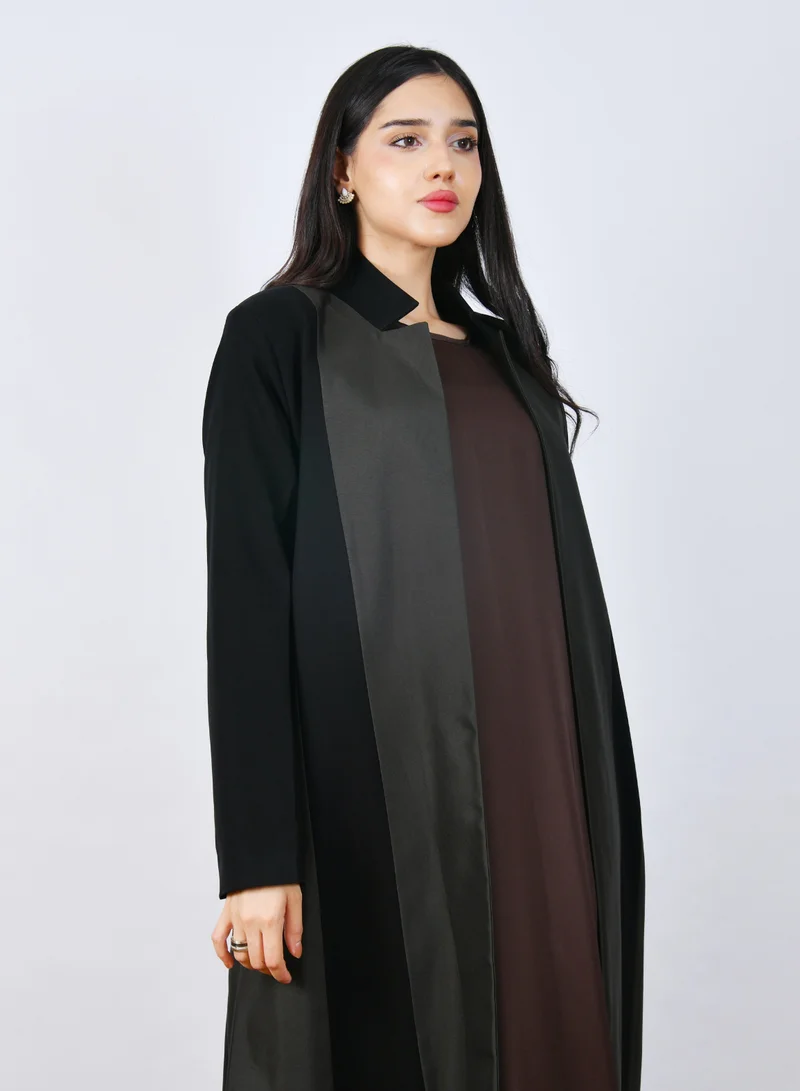 HAWRAA ABAYA Half-cloche abaya with olive taffeta fabric details, featuring shoulder pads.