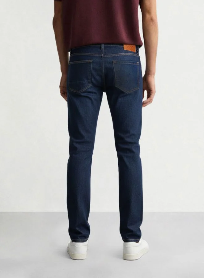 ذا انديان كراج كو Men Slim Fit Solid Scoop Pocket Mid-Rise Jeans