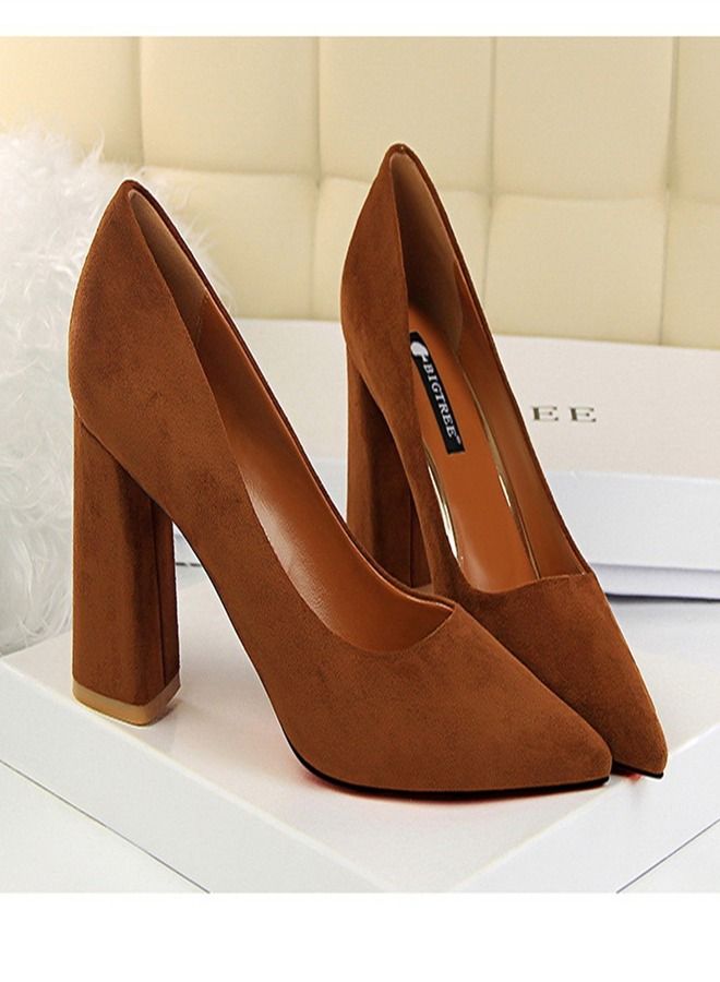 BIGTREE حذاء من الجلد المدبوغ بكعب عالٍ مدبب بفتحة ضحلة 8.5 سم بني - Image 2