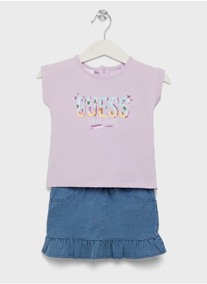 جس Infant Logo T-Shirt & Denim Skirt Set