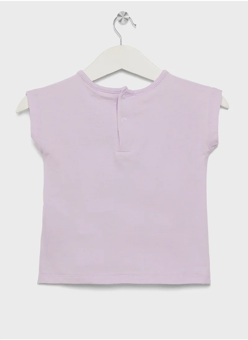جس Infant Logo T-Shirt & Denim Skirt Set