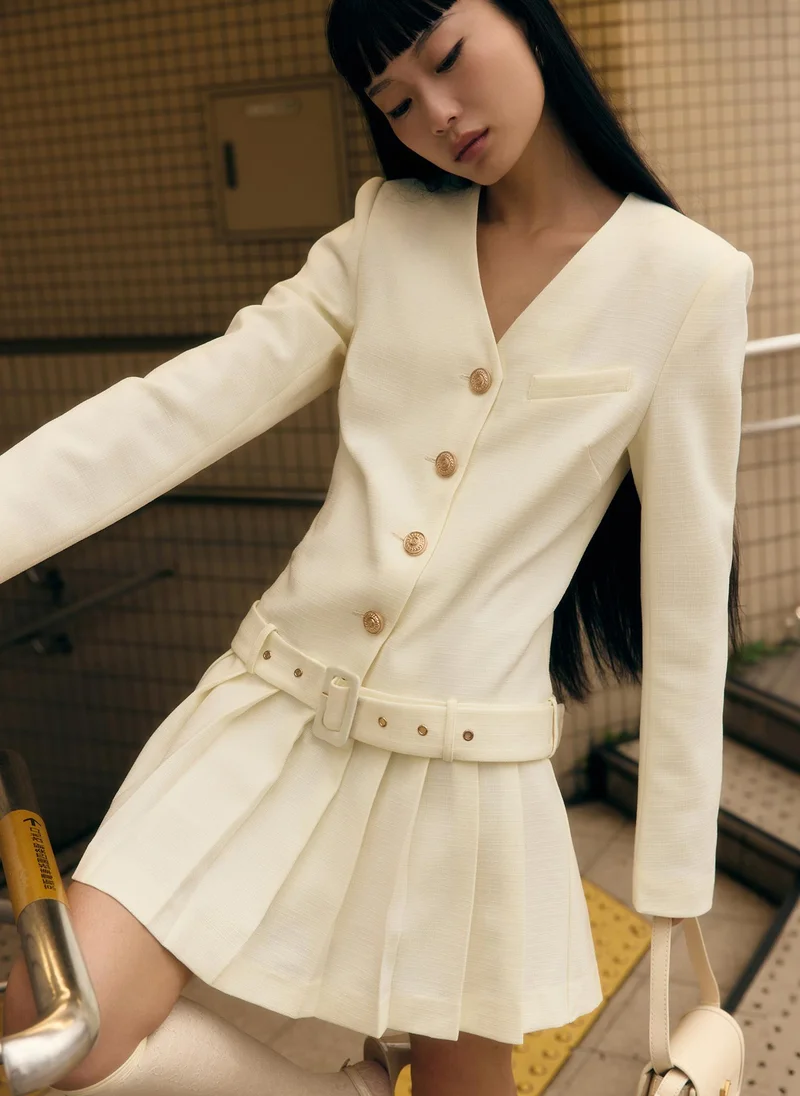 ليتشي فستان قصير من القماش المناسب مع حزام عريض متناسق