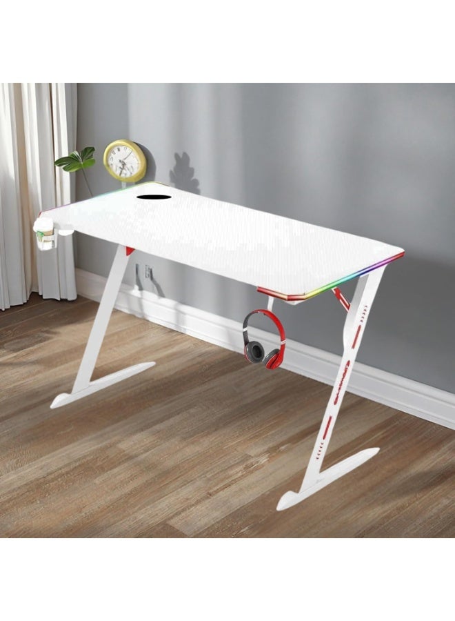 مكتب ألعاب مزود بإضاءة RGB، تصميم على شكل حرف Z، مقاس 140 × 60 × 73 سم، بسطح بنمط ألياف الكربون، مزود بحامل أكواب وخطاف لسماعة الرأس (أبيض) - Image 2
