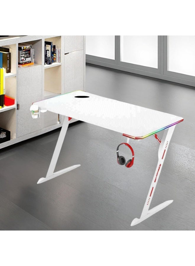 مكتب ألعاب مزود بإضاءة RGB، تصميم على شكل حرف Z، مقاس 140 × 60 × 73 سم، بسطح بنمط ألياف الكربون، مزود بحامل أكواب وخطاف لسماعة الرأس (أبيض) - Image 4