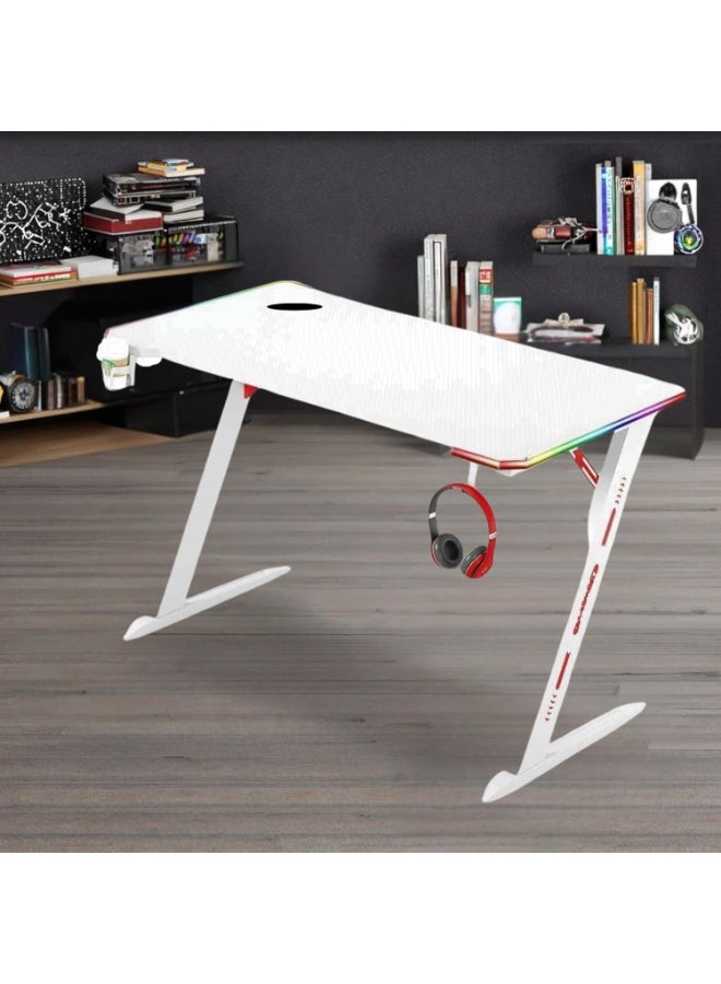 مكتب ألعاب مزود بإضاءة RGB، تصميم على شكل حرف Z، مقاس 140 × 60 × 73 سم، بسطح بنمط ألياف الكربون، مزود بحامل أكواب وخطاف لسماعة الرأس (أبيض) - Image 3