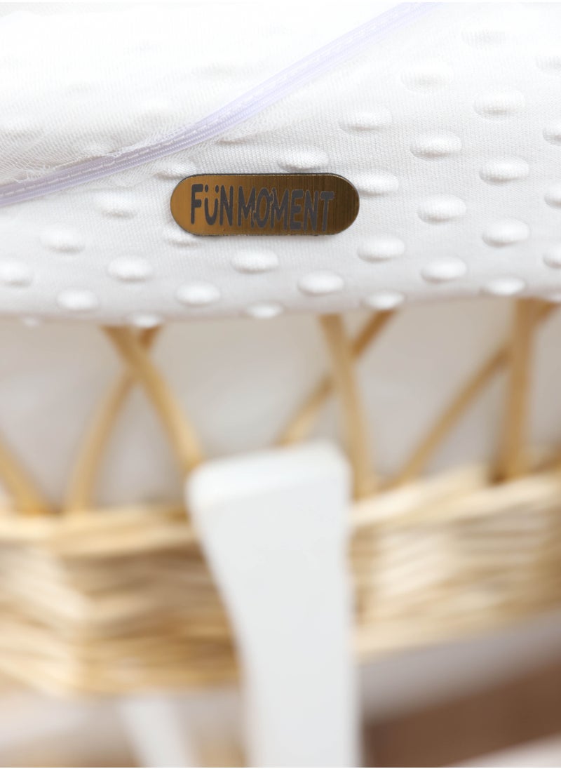 FUN MOMENT - The cradle of the newborn Moses basket is a off-white color for children with a mosquito net - Image 1