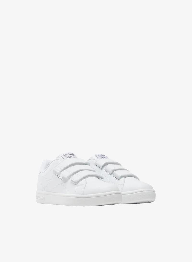ريبوك Archive style fuses with today in this pair of kid's Reebok Court Clean shoes . He'll be comfortable all day long, thanks to small bubbles in the cushioning. The rubber outsole finishes things off.